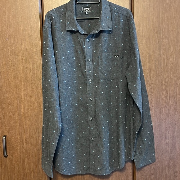 Quicksilver and Billabong long sleeve/shortsleeved button up. Size men’s large - Picture 4 of 9